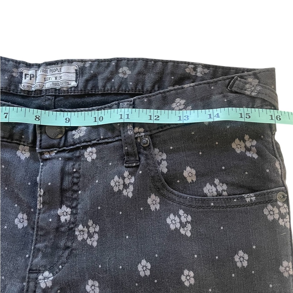 Free People Cool girl Chic Black Skinny Jeans with white Floral Flair, size 30 - Picture 5 of 8